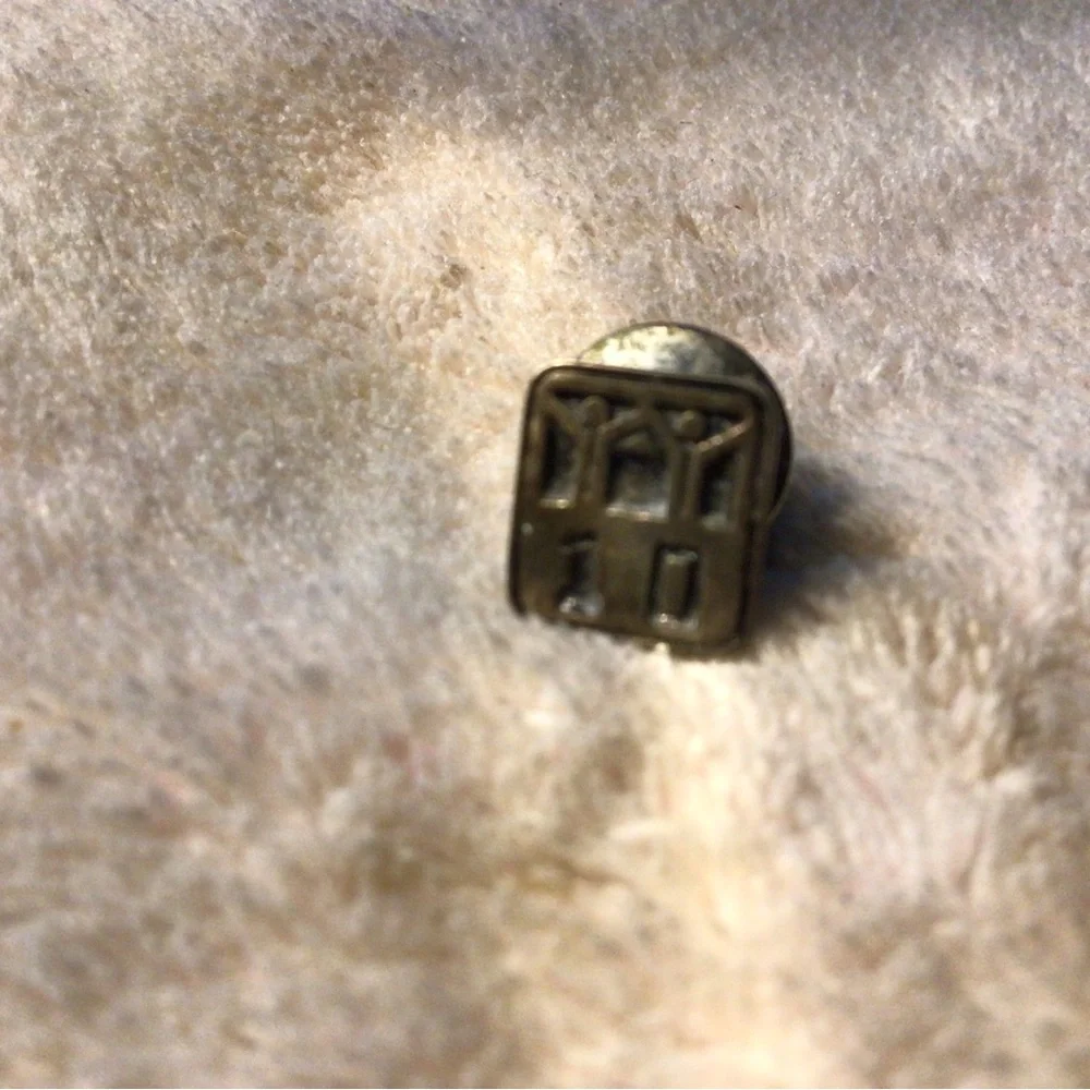 BRONZE TONE SQUARE 10 LAPEL/HAT PIN